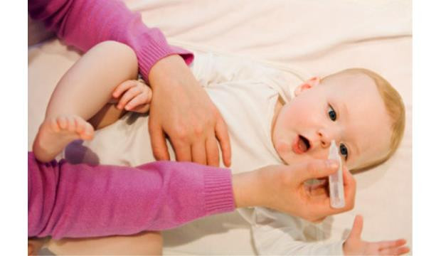 Để phòng bệnh, bạn cần chú ý vệ sinh nhà cửa sạch sẽ, khi ra ngoài phải có biện pháp bảo vệ mắt và tránh tiếp xúc với người bị bệnh...Nếu không may bị bệnh, tốt nhất bạn nên đưa bé đi khám.