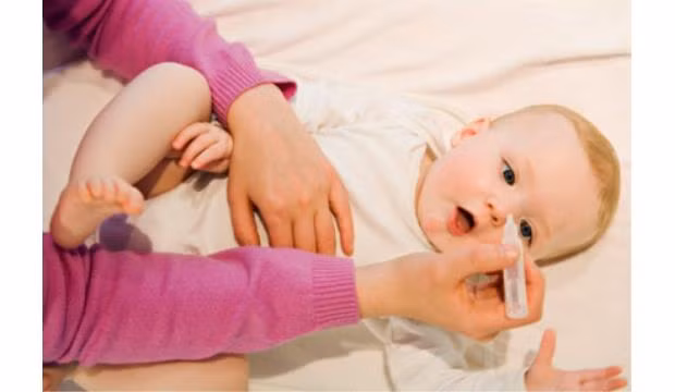 Để phòng bệnh, bạn cần chú ý vệ sinh nhà cửa sạch sẽ, khi ra ngoài phải có biện pháp bảo vệ mắt và tránh tiếp xúc với người bị bệnh...Nếu không may bị bệnh, tốt nhất bạn nên đưa bé đi khám.