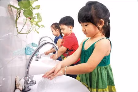 Cách phòng bệnh: Để phòng bệnh, tốt nhất cha mẹ nên đưa bé đi tiêm văc-xin. Mẹ cần đảm bảo vệ sinh cho bé trong ăn uống. Thường xuyên khuyến khích bé rửa tay sạch sẽ bằng xà phòng. Ảnh: Internet.