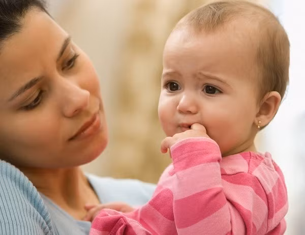 Cảm cúm: Trẻ khi mắc cảm cúm có thể sốt, nghẹt mũi, đau họng, ho, hắt hơi, nhức mỏi toàn thân. Trẻ còn khó chịu khi triệu chứng nghẹt mũi, chảy nước mũi kéo dài...