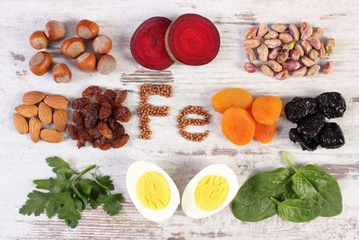 Bổ sung chất sắt: Sảy thai sẽ khiến bạn mất nhiều máu. Nếu thiếu máu trong cơ thể, tử cung có thể mất nhiều thời gian hơn để chữa lành. Vì vậy, bạn cần phải nhanh chóng bổ sung chất sắt để cơ thể tái tạo máu, tăng khả năng chữa bệnh tự nhiên của cơ thể. Đối với những người phá thai, các thành tử cung có thể bị sẹo trong quá trình nạo, phá. Chất sắt sẽ giúp chữa lành vết sẹo và giúp tử cung trở lại kích thước bình thường.