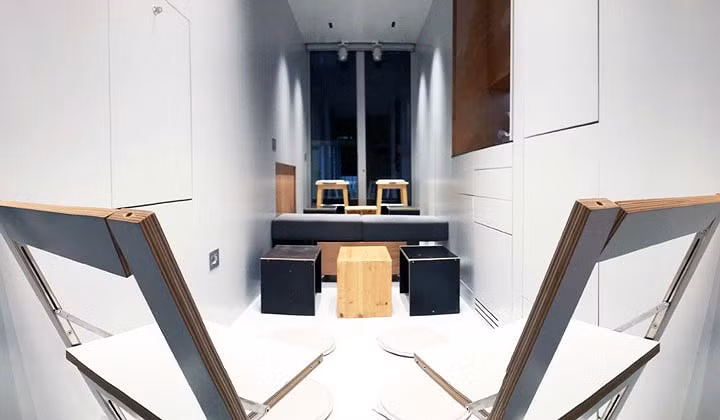 Lối vào nhà là khung cửa kính cao, chạy dọc từ trần. Hai bên không có cửa sổ do đặt cùng những căn nhà khác bên cạnh.