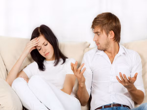 Thiếu ngủ có thể dẫn đến mức năng lượng thấp, mệt mỏi và buồn ngủ. Mất ngủ khiến bạn cảm thấy bất an và có những cảm xúc tiêu cực đối với người bạn đời. Những người có giấc ngủ ngon sẽ có cuộc sống hôn nhân hạnh phúc hơn.