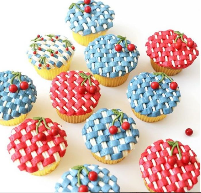 Ngoài cách trang trí đặc trưng, Alana Jones-Mann cũng tạo ra rất nhiều những chiếc bánh kem sắc màu và đẹp mắt khác lấy cảm hứng từ hoa cỏ.