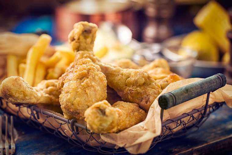 Chế độ ăn uống chứa quá nhiều chất béo: Nghiên cứu cho thấy rằng lượng chất béo dư thừa (hơn 30% tổng lượng calo) có thể làm trầm trọng thêm sự đề kháng insulin. Do vậy, bệnh nhân tiểu đường nên tránh các thực phẩm quá nhiều chất béo.