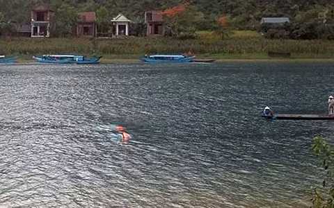 Một thuyền chở khách du lịch bị lốc đánh lật chìm trên sông Son.