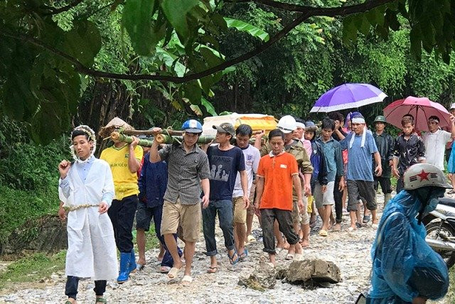 Đám tang vội của những người xấu số.