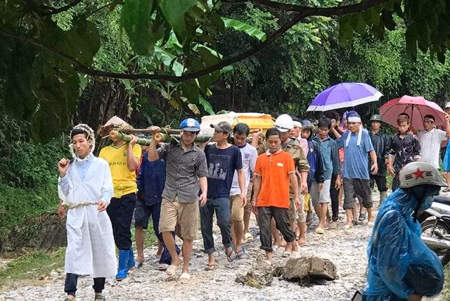 Đám tang vội của những người xấu số.