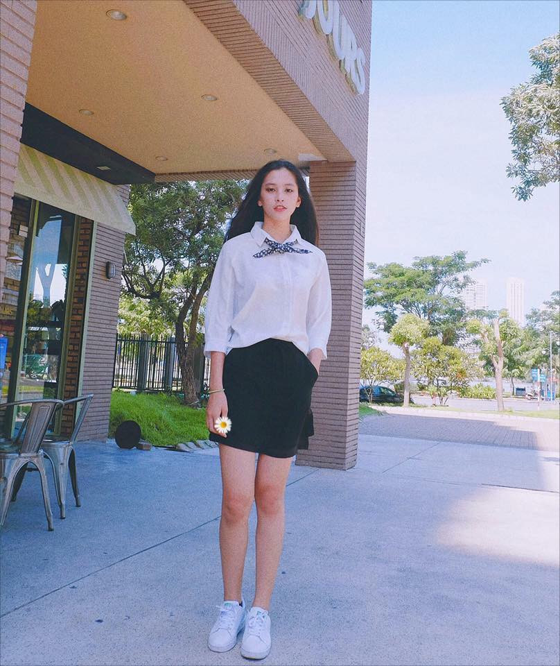 Cô nàng 18 tuổi xinh xắn khi mặc áo sơ mi và váy đen. Ảnh: FBNV.