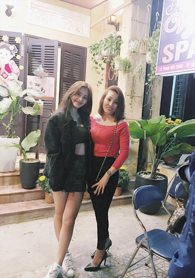 Cô nàng sinh năm 2000 này có gu ăn mặc cá tính và trẻ trung.