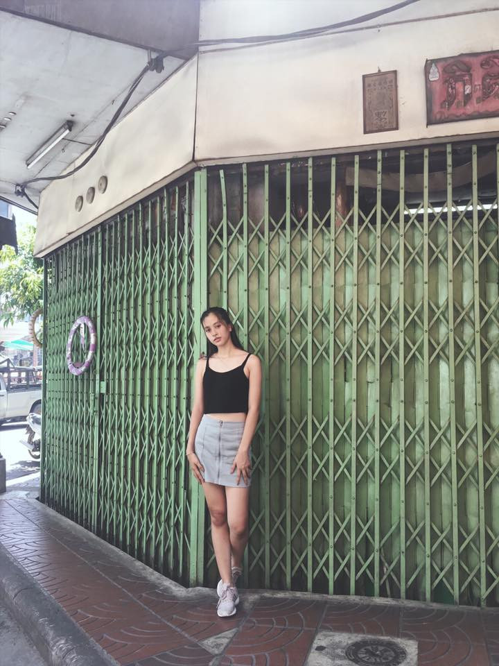 Tân Hoa hậu Việt Nam cá tính với áo hai dây đen phối váy bò và giày thể thao.