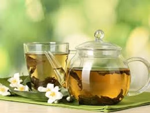 Trà bồ công anh chứa chất chống oxy hóa gọi là flavonoids, lọc sạch thận, làm sạch máu và làm tăng lưu lượng nước tiểu.