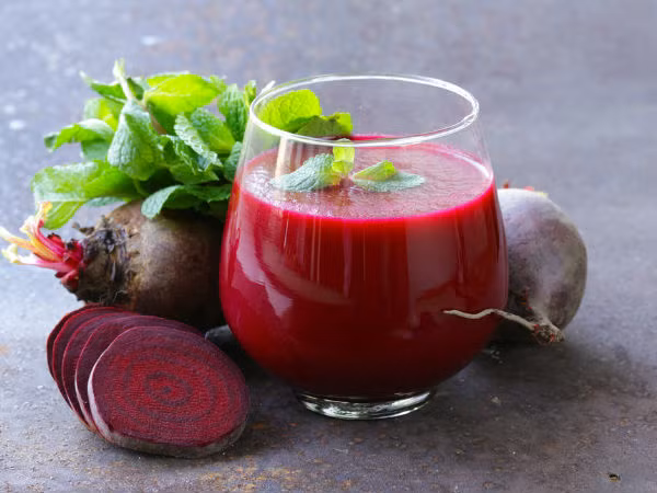 1. Nước ép củ dền chứa betaine, một chất chống oxy hóa và làm tăng độ chua của nước tiểu. Nước ép củ dền có thể giúp làm sạch canxi phosphate và struvite tích tụ từ thận, kích thích chức năng thận và giảm sự hình thành sỏi thận.