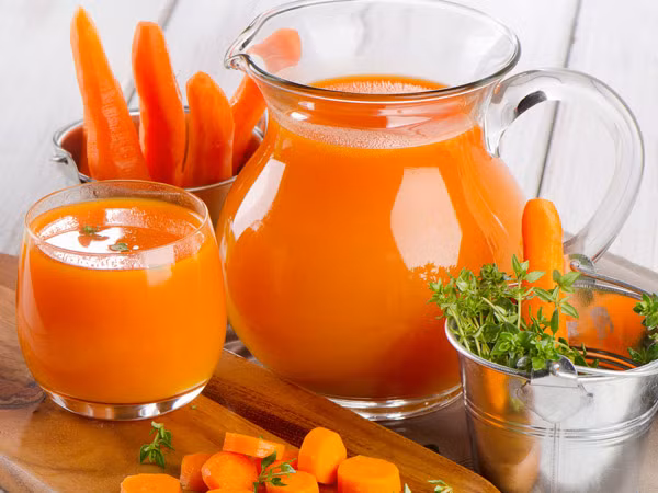 Nước ép cà rốt chứa carotene giúp chống lại ung thư, loại bỏ độc tố và kim loại nặng từ thận.
