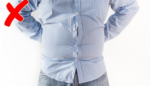 Quần áo không vừa với người: Mặc quần áo quá rộng hay quá chật đều không phù hợp với bạn. Tốt nhất hãy chọn áo vừa vặn với phom người, tôn được dáng.