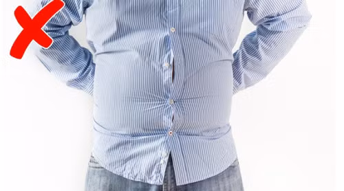 Quần áo không vừa với người: Mặc quần áo quá rộng hay quá chật đều không phù hợp với bạn. Tốt nhất hãy chọn áo vừa vặn với phom người, tôn được dáng.