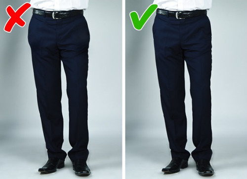 Túi phồng vì để nhiều đồ: Chiếc túi quần phình to có thể phá hỏng hình ảnh chỉnh chu, sang trọng của bạn. Nam giới thường để chìa khóa, điện thoại, ví trong túi khiến túi quần phồng lên xấu hình ảnh. Đừng cố gắng nhét mọi thứ vào túi, hoặc cố gắng sắp xếp mọi thứ gọn gàng.