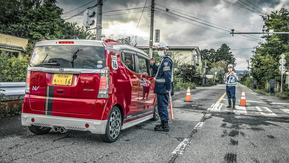 Tất cả con đường dẫn vào khu vực cảnh báo đỏ về phóng xạ đều hạn chế người ra vào. Sau khi không tìm được cách vào sâu hơn, Jack Rix và người bạn đã chuyển hướng tới các thị trấn đã mở cửa trở lại là Tomioka và Namie.