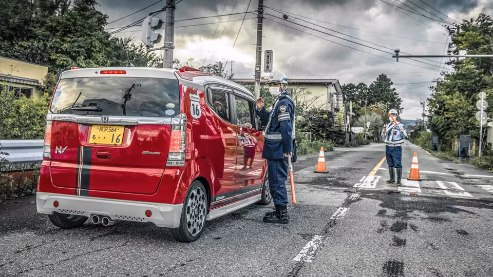 Tất cả con đường dẫn vào khu vực cảnh báo đỏ về phóng xạ đều hạn chế người ra vào. Sau khi không tìm được cách vào sâu hơn, Jack Rix và người bạn đã chuyển hướng tới các thị trấn đã mở cửa trở lại là Tomioka và Namie.