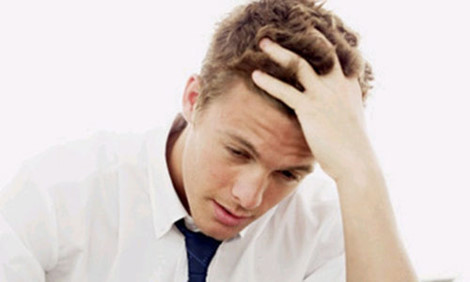 Nếu sau khi quan hệ hoặc sau khi thủ dâm, cậu nhỏ tiết dịch bất thường, có mùi hôi tanh hoặc bị chảy máu dưới bao quy đầu (có thể không đau) thì đừng nên chủ quan, hãy tới gặp bác sĩ ngay. Bởi đây đều là những dấu hiệu nhận biết ung thư cậu nhỏ phổ biến.