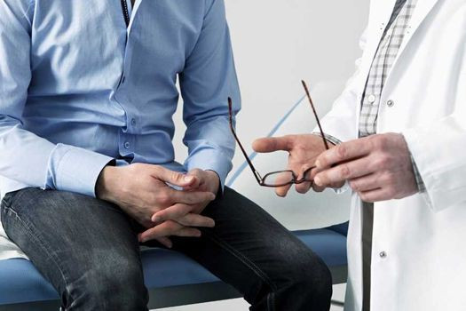 Sưng tấy ở đầu dương vật, đặc biệt là khi bao quy đầu bị siết lại, cũng có thể là một dấu hiệu của ung thư.