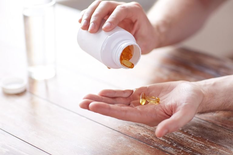 6. Lạm dụng thực phẩm chức năng: Lạm dụng dùng thực phẩm chức năng làm đẹp, giảm béo, điều trị bệnh lý, gây ảnh hưởng đến chức năng thận. Đặc biệt, các loại thực phẩm chức năng không rõ nguồn gốc rất nguy hiểm. Sử dụng lâu dài tạo gánh nặng cho thận.