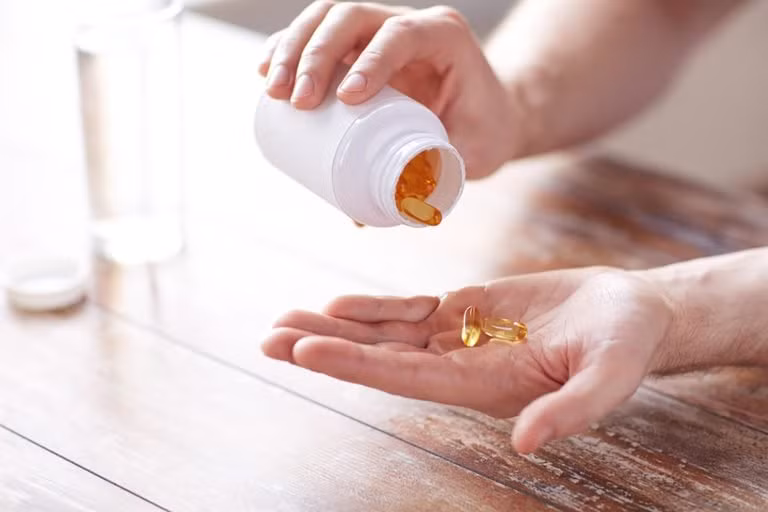 6. Lạm dụng thực phẩm chức năng: Lạm dụng dùng thực phẩm chức năng làm đẹp, giảm béo, điều trị bệnh lý, gây ảnh hưởng đến chức năng thận. Đặc biệt, các loại thực phẩm chức năng không rõ nguồn gốc rất nguy hiểm. Sử dụng lâu dài tạo gánh nặng cho thận.