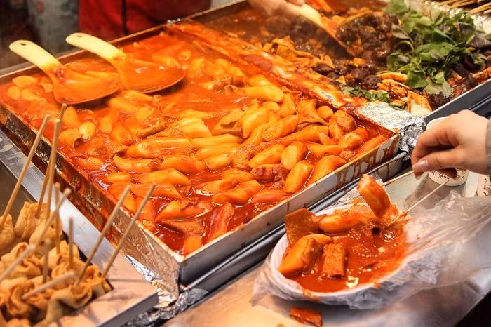 Bánh gạo cay là món ăn yêu thích ở Hàn Quốc. Món ăn này có kèm nước sốt đậm đà từ bột ớt và vài gia vị khác, sóng sánh, đỏ đỏ nhìn thôi cũng hấp dẫn.