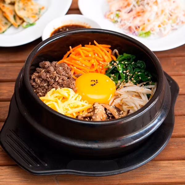 Bibimbap (Cơm trộn Hàn Quốc) là một món ăn rất đặc biệt ở Hàn Quốc. Nguyên liệu gồm cơm trắng, các loại rau và thịt. Đây là món ăn bạn nên thử khi đến với quê hương của HLV Park Hang Seo.