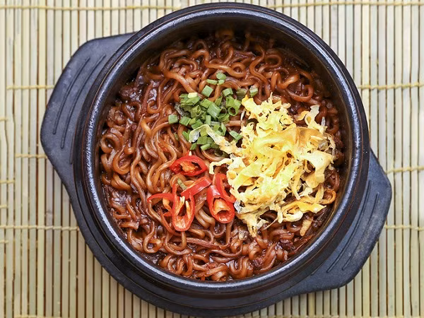 Mỳ đen Chachangmyeon là một trong những món ăn gây nghiện nhất của người dân Hàn Quốc. Bạn có thể thưởng thức món ăn này tại tất cả các cửa hàng cơm bình dân ở Hàn Quốc.