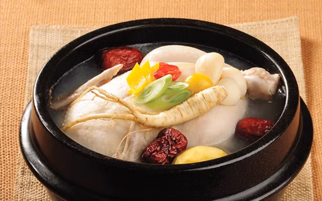 Gà tần sâm Cao Ly (Samgyetang) là món ăn đại bổ, chữa bệnh, giữ ấm cơ thể một cách hiệu quả, được nhiều người Hàn Quốc lựa chọn chế biến bồi bổ cho người thân.