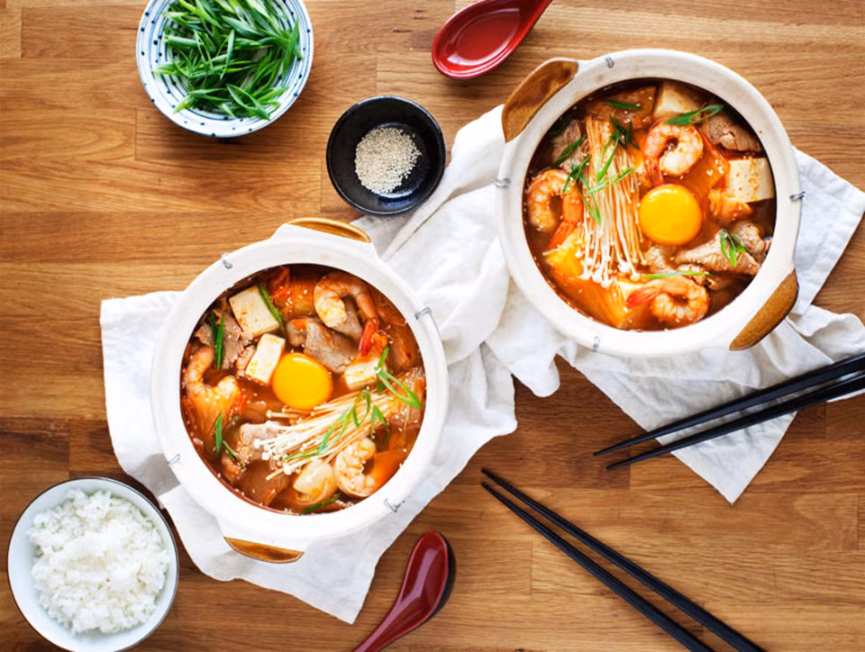 Canh kim chi hầm là một món ăn nổi tiếng trong nền văn hóa ẩm thực Hàn. Canh kim chi thường hầm cùng thịt bò, hải sản và đậu phụ. Ảnh: Internet.