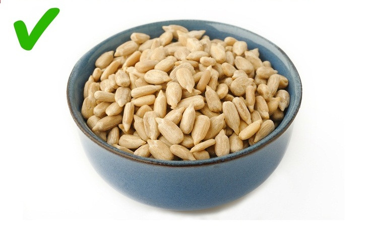 Dùng đồ ăn nhẹ lành mạnh như hạt hướng dương, hạnh nhân, táo thái lát, bánh mì nguyên hạt và phô mai ít béo mỗi khi bạn cảm thấy đói bụng giữa các bữa chính.