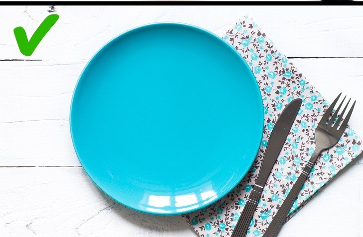 Ngồi ăn trong không gian màu xanh: Các nhà nghiên cứu đã phát hiện ra rằng mọi người ăn ít hơn 33% khi ngồi trong phòng màu xanh hay ăn trên đĩa màu xanh.