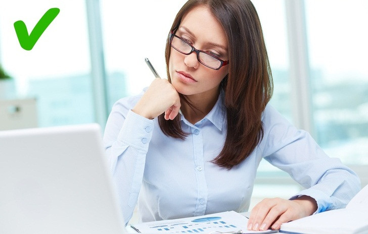 Tránh làm nhiều thứ cùng một lúc bởi điều này khiến bạn quên rằng bạn đang ăn kiêng và cứ thế tống thêm nhiều đồ ăn vào miệng.