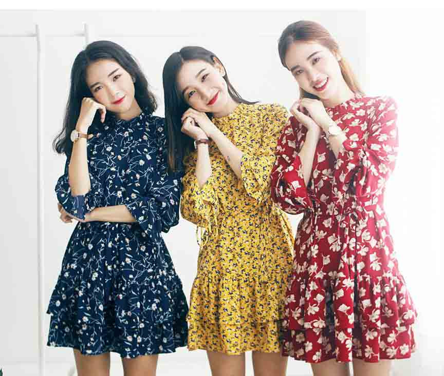 Váy họa tiết hoa nhí có rất nhiều màu sắc nổi bật giúp tôn dáng cho các nàng công sở.