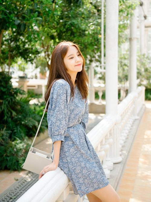 Váy hoa tay lỡ vừa hợp đi làm vừa hợp đi chơi trong tiết trời se lạnh.