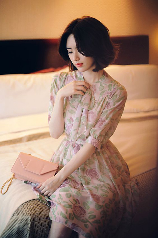 Năm nay, thị trường cũng xuất hiện nhiều mẫu váy họa tiết hoa to khá đẹp.