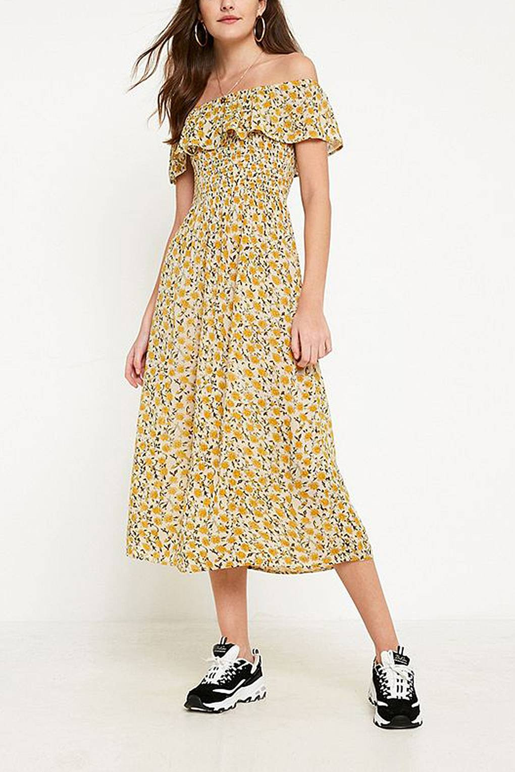 Mẫu váy hoa tay bèo trễ vai khá thích hợp để đi chơi.