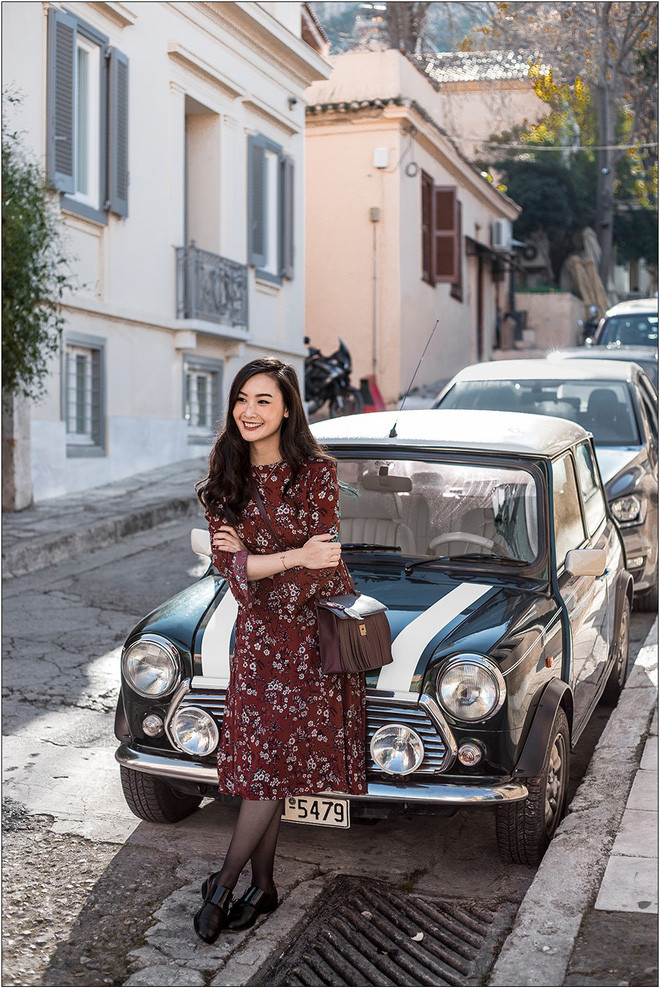 Hoa nhí màu trắng trên nền váy đỏ đô tạo nên sự sang trọng, quý phái.