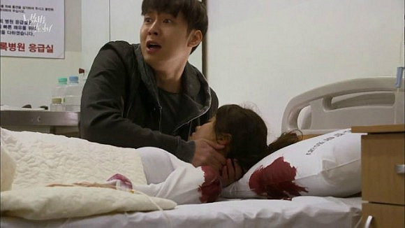 Vợ bị xe máy đè gãy chân và con bị xây xước mặt mũi chỉ vì tính mê gái của tôi (Ảnh minh họa).