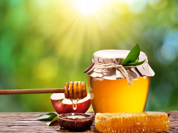 Xay nhuyễn vỏ quả táo và một muỗng cà phê mật ong, bôi hỗn hợp lên mặt, để trong 15 phút. Rửa bằng nước ấm.