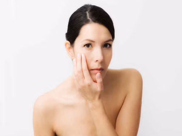 Táo giúp ngừa da khô: Táo giúp da khô tăng cường độ ẩm tự nhiên, nhờ đó, giúp khuôn mặt bạn trông mịn màng, tươi tắn.