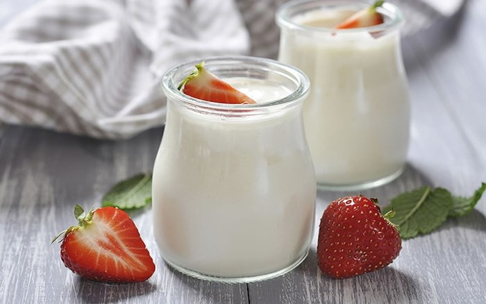 12. Sữa và sữa chua: Trong sữa có đạm whey là một nguồn leucine, một axit amin tạo cơ bắp. Các sản phẩm này cũng chứa protein, kali và lợi khuẩn giúp hệ tiêu hóa khỏe mạnh.