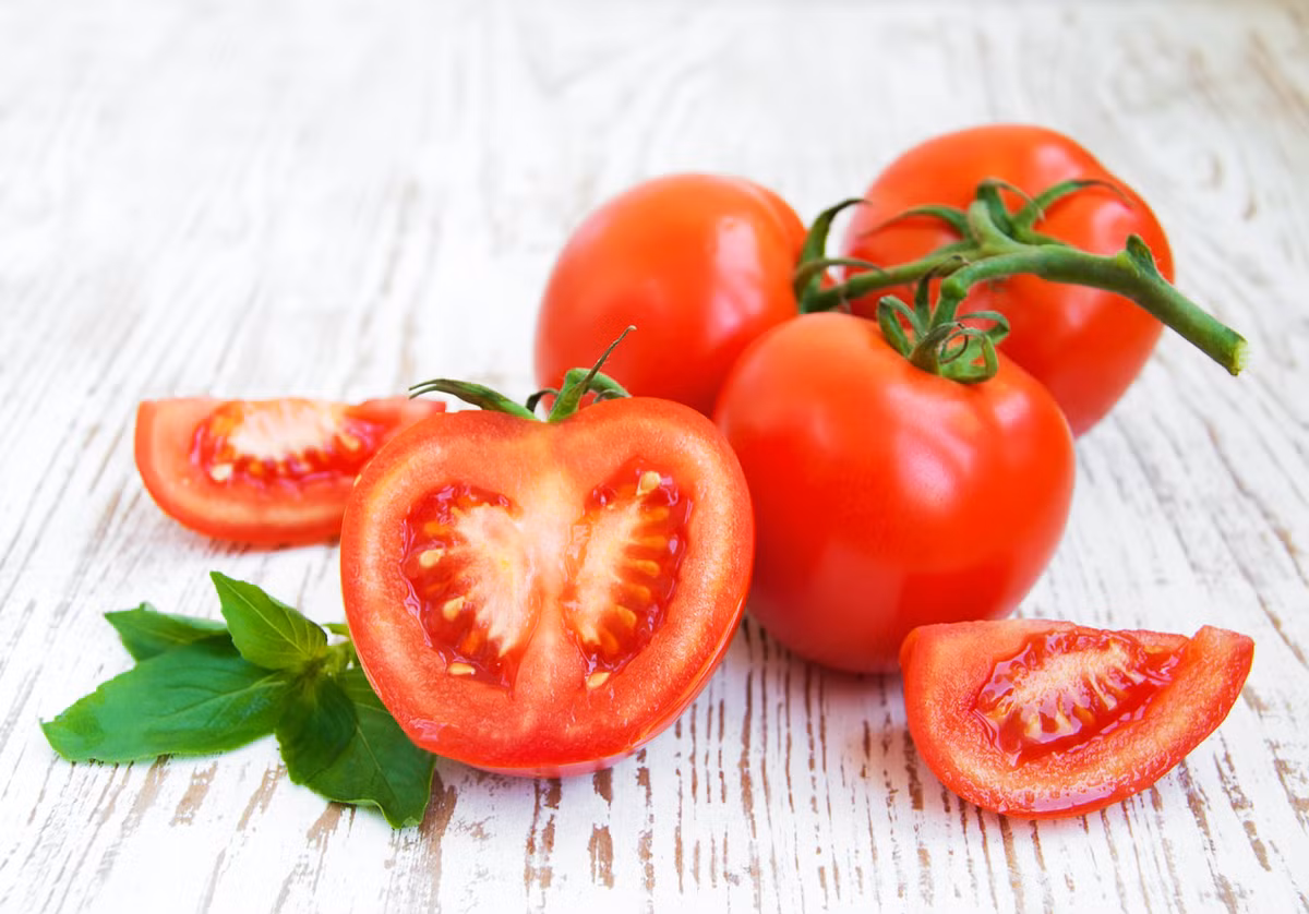 Cà chua cũng có thể giúp da nách trắng hơn chỉ trong một tuần. Bóp nước ép cà chua tươi để đắp lên vùng nách. Lặp lại 2-3 lần/ngày trong một tuần.