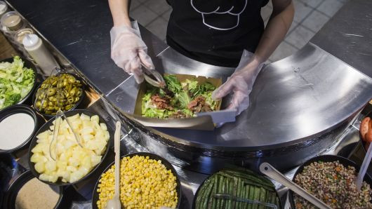 Hon 100 nguoi nhiem ky sinh trung nghi do an salad cua McDonald's