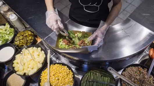 Hon 100 nguoi nhiem ky sinh trung nghi do an salad cua McDonald's