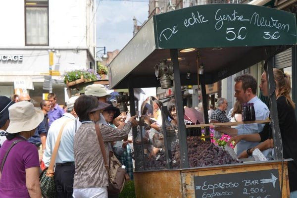 Từ cuối thế kỷ XIX, các xe gỗ bán kẹo nón này đã đầy ngoài chợ.