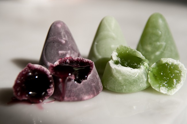 Cuberdon truyền thống có vị quả mâm xôi. Món đặc sản Bỉ này là tổng hòa của lớp vỏ hơi cứng nhưng vẫn dẻo, cùng nhân lỏng chua ngọt bên trong, có hương vị quả mâm xôi mạnh mẽ.