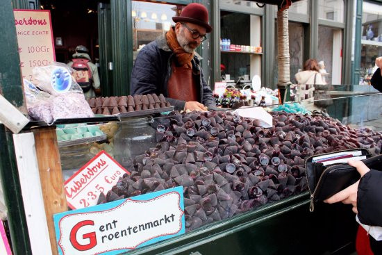 Tuy nhiên, với những người dân Bỉ, kẹo Cuberdon ngon nhất vẫn là vị mâm xôi tím đậm được sản xuất thủ công ở thành phố Ghent.